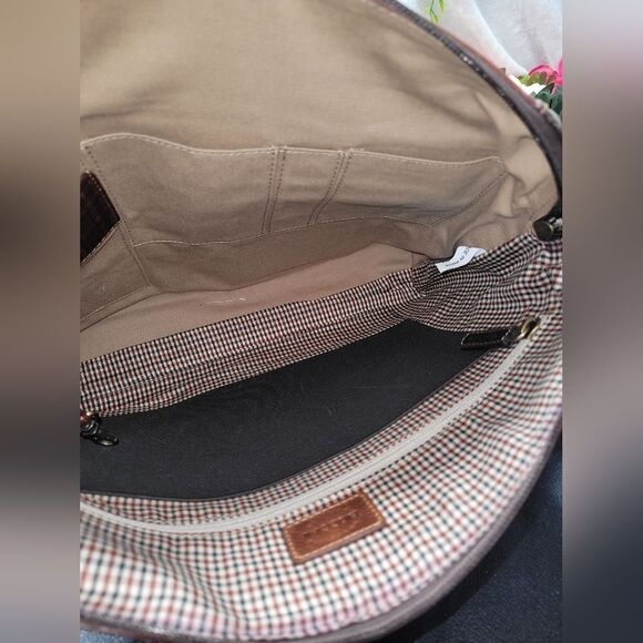 Boconi Garth Urban Messenger Bag in Conyac Full Grain Leather - Picture 13 of 16